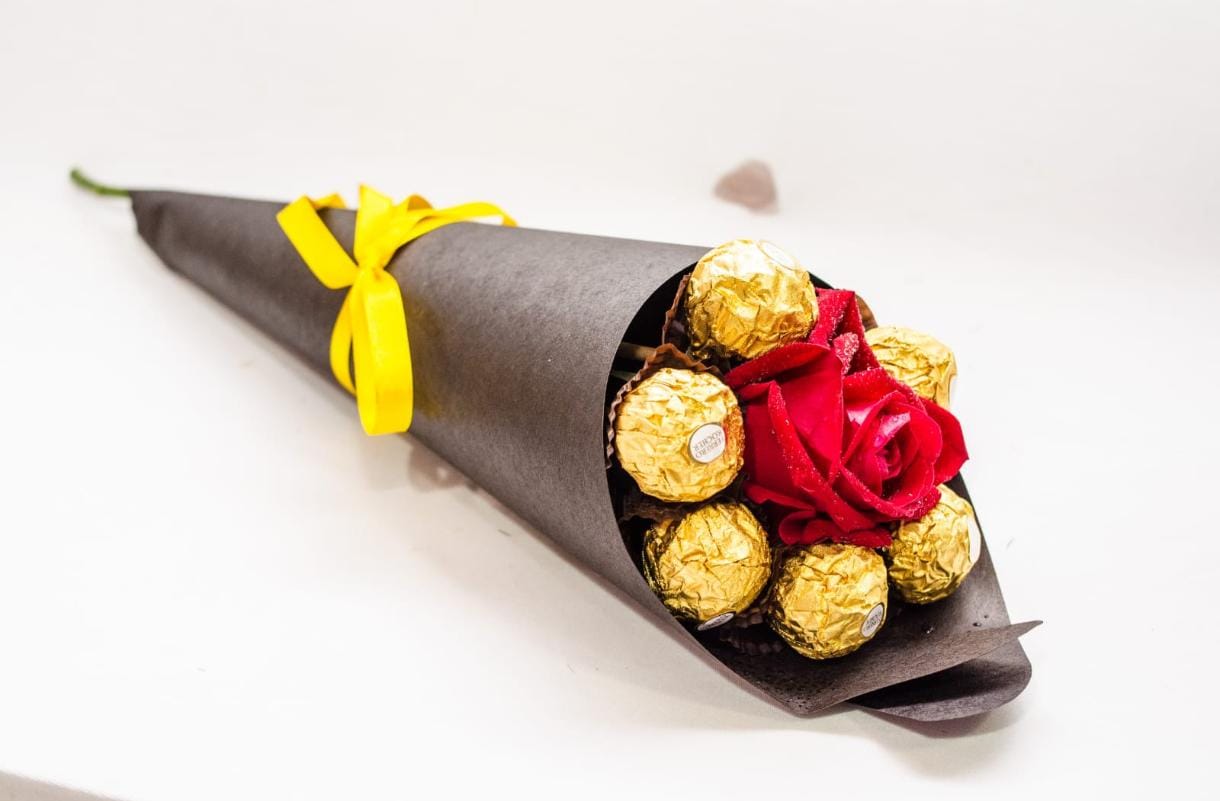 Cone  1 rosa + 6 Ferrero Roche 